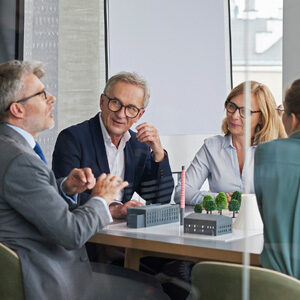 Personen diskutieren im Besprechungsraum